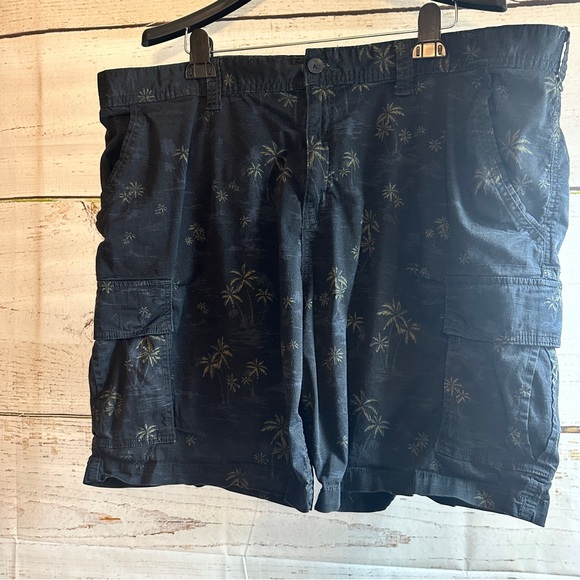 GEORGE Black and Green Tropical Palm Print Cargo Shorts Size 46 - Picture 1 of 13